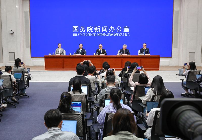中国人民银行副行长、国家外汇局局长朱鹤新出席国新办新闻发布会并答记者问