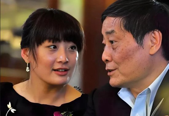父亲留给宗馥莉的不仅是公章，还有藏了三十年的对手