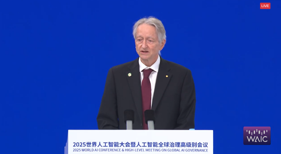 直击WAIC丨诺奖得主杰弗里·辛顿:人类理解语言的方式与大语言模型几乎相同