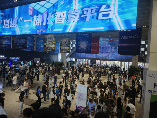 机器人展区“水泄不通”，专家谈落地：很多问题待解决 | WAIC观察