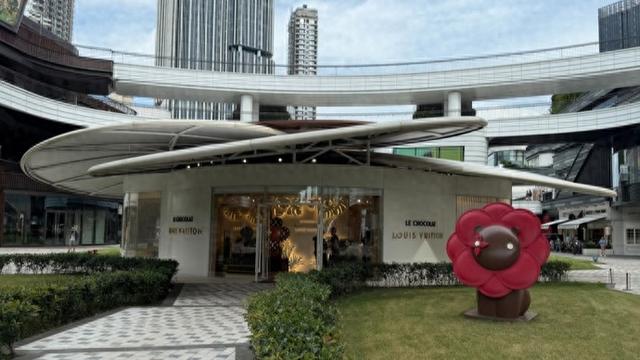 LV中国唯一巧克力店关门，奢侈品卖“周边”，消费者为何不买账？｜财经时评