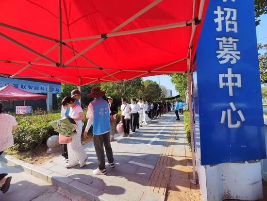 “忙3个月就能赚2万多元”，郑州富士康求职者排起几百米长队，每天多达数千人！95%来自河南本地
